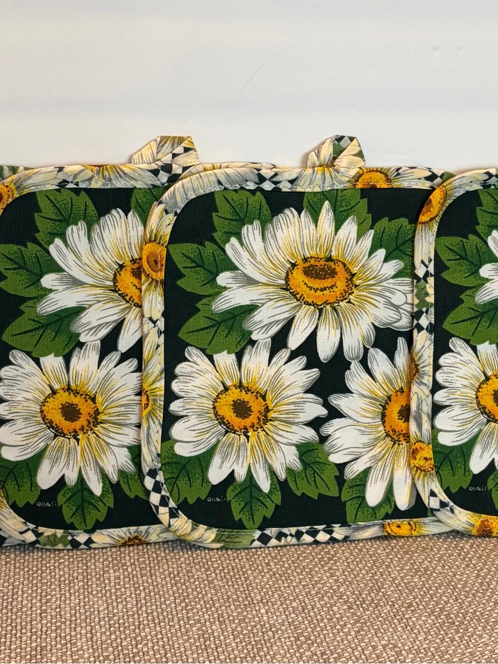 Set Of 4 Vintage -style quilted cotton pot holders with Daisy Pattern NWOT